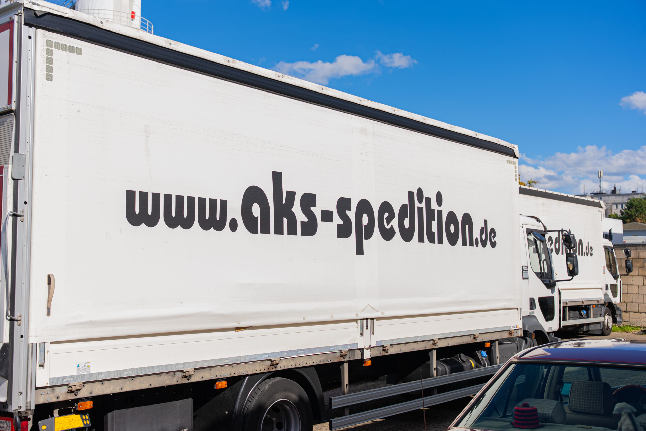 LKW mit Plane und Hebebühne
