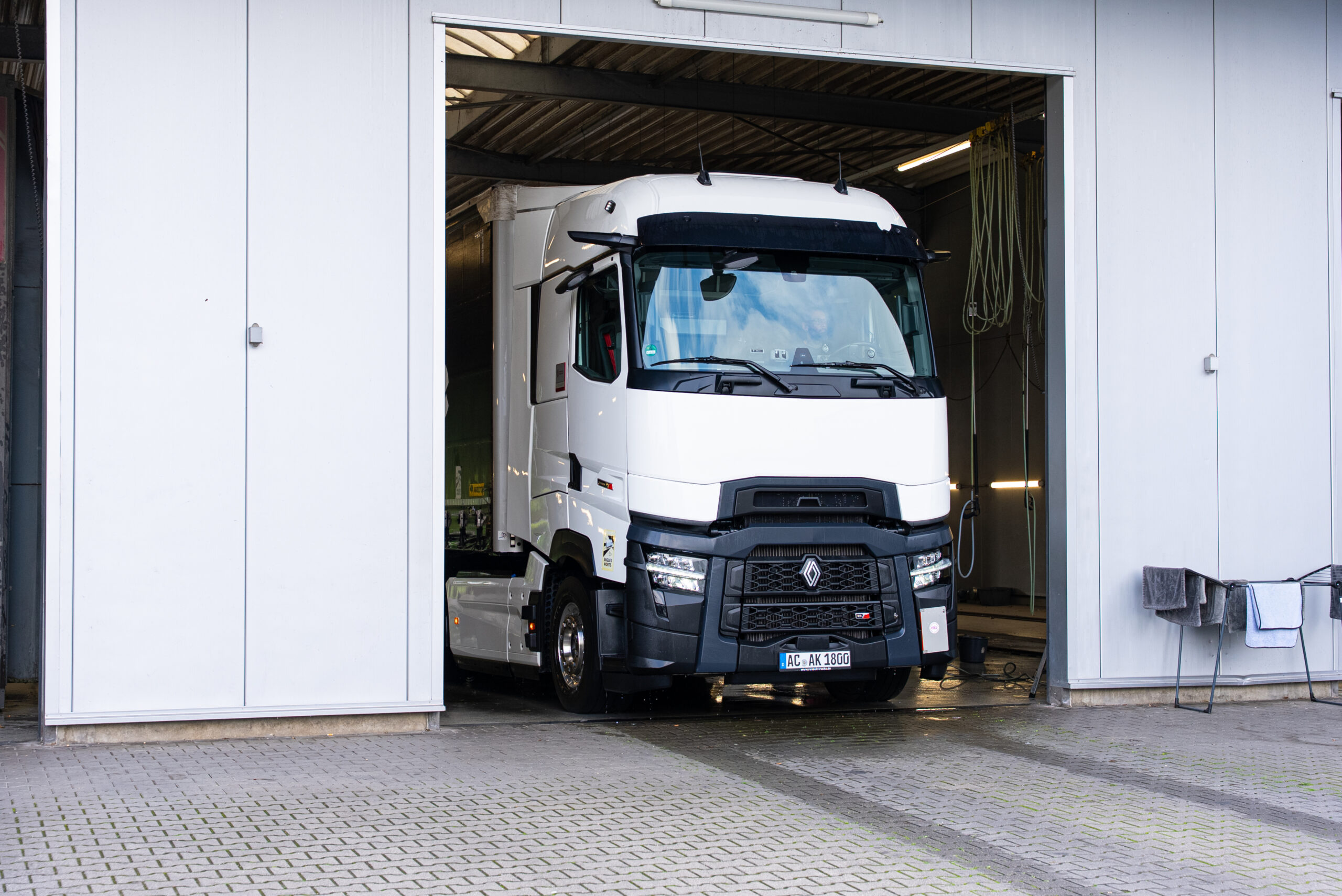 LKW in der Halle der AKS Spedition
